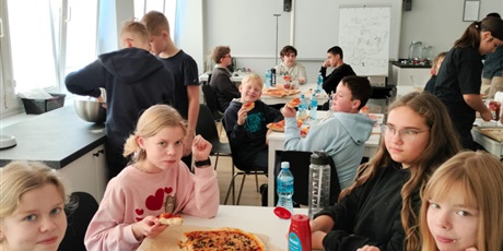 Powiększ grafikę: Uczniowie podczas zajęć