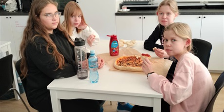 Powiększ grafikę: Uczniowie podczas zajęć