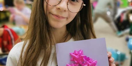 Powiększ grafikę: Dzieci podczas zajęć.