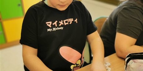 Powiększ grafikę: Dzieci podczas zajęć.