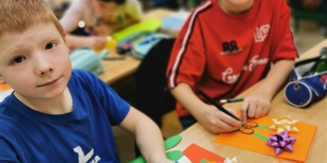 Powiększ grafikę: Dzieci podczas zajęć.