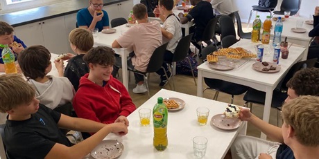 Powiększ grafikę: Słodki Dzień Chłopaka w klasie 8a