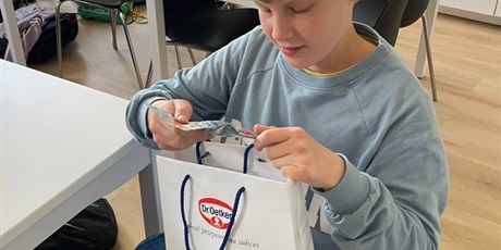 Powiększ grafikę: Uczniowie podczas warsztatów