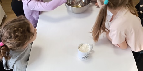 Powiększ grafikę: Zajęcia w zerówce- wspólne śniadanie