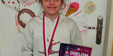 Powiększ grafikę: Uczennice z dyplomem i medalem