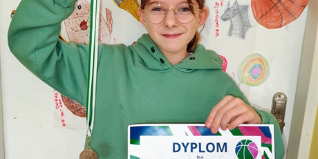 Powiększ grafikę: Uczennice z dyplomem i medalem