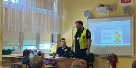Powiększ grafikę: Wizyta Straży Miejskiej w klasach drugich.