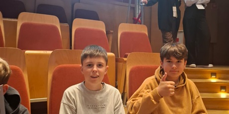 Powiększ grafikę: Uczniowie 7b podczas spotkania ze Sławoszem Uznańskim-Wiśniewskim