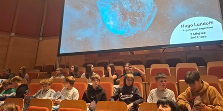 Powiększ grafikę: Uczniowie 7b podczas spotkania ze Sławoszem Uznańskim-Wiśniewskim