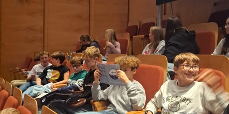 Powiększ grafikę: Uczniowie 7b podczas spotkania ze Sławoszem Uznańskim-Wiśniewskim