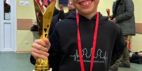 Powiększ grafikę: Uczeń z nagrodą.