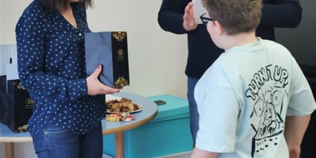 Powiększ grafikę: Uczeń podczas wręczania dyplomów