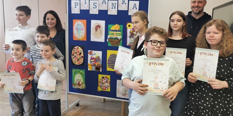 Powiększ grafikę: Uczeń podczas wręczania dyplomów