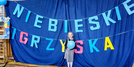 Powiększ grafikę: Uczennica podczas rozdania nagród