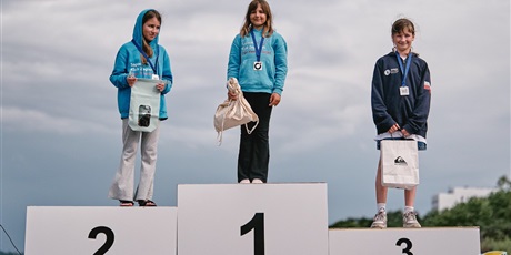 Powiększ grafikę: Uczeń na podium