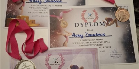 Powiększ grafikę: Medale i dyplomy uczennicy