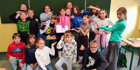 Powiększ grafikę: Uczennica z klasą