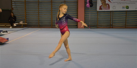 Powiększ grafikę: Uczennica podczas zawodów