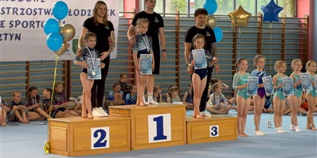 Powiększ grafikę: Uczennice podczas zawodów