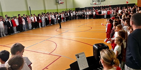 Powiększ grafikę: Udział uczniów w akcji „Szkoła do hymnu”