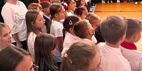 Powiększ grafikę: Udział uczniów w akcji „Szkoła do hymnu”