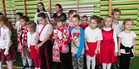 Powiększ grafikę: Udział uczniów w akcji „Szkoła do hymnu”