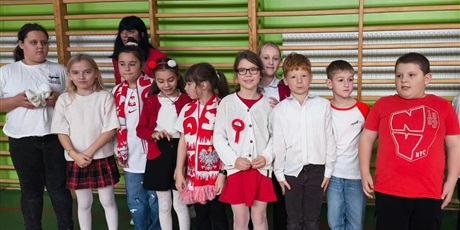 Powiększ grafikę: Udział uczniów w akcji „Szkoła do hymnu”