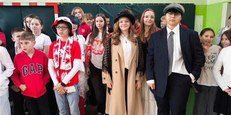 Powiększ grafikę: Udział uczniów w akcji „Szkoła do hymnu”