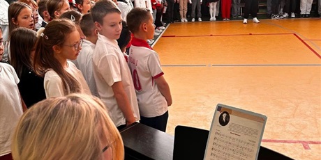 Powiększ grafikę: Udział uczniów w akcji „Szkoła do hymnu”