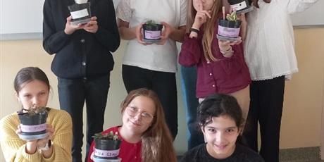 Powiększ grafikę: Roślinka upamiętniająca bohatera narodowego - uczniowie podczas zajęć.