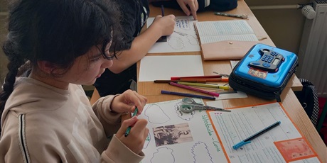 Powiększ grafikę: Roślinka upamiętniająca bohatera narodowego - uczniowie podczas zajęć.