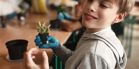 Powiększ grafikę: Roślinka upamiętniająca bohatera narodowego - uczniowie podczas zajęć.