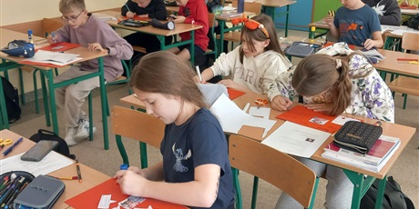 Powiększ grafikę: Roślinka upamiętniająca bohatera narodowego - uczniowie podczas zajęć.