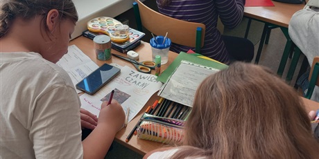 Powiększ grafikę: Roślinka upamiętniająca bohatera narodowego - uczniowie podczas zajęć.