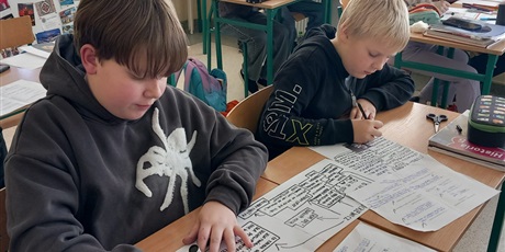 Powiększ grafikę: Roślinka upamiętniająca bohatera narodowego - uczniowie podczas zajęć.