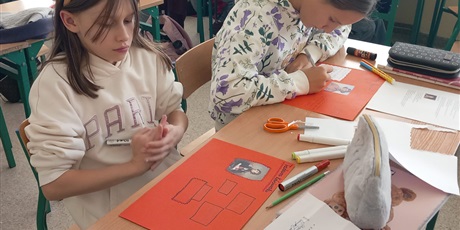 Powiększ grafikę: Roślinka upamiętniająca bohatera narodowego - uczniowie podczas zajęć.