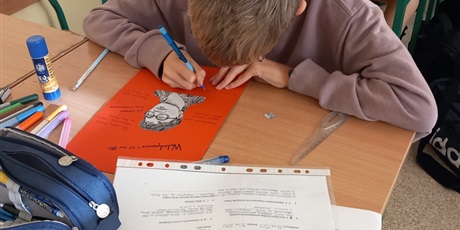 Powiększ grafikę: Roślinka upamiętniająca bohatera narodowego - uczniowie podczas zajęć.