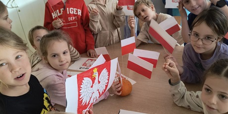 Powiększ grafikę: Dzieci podczas zajęć świetlicowych