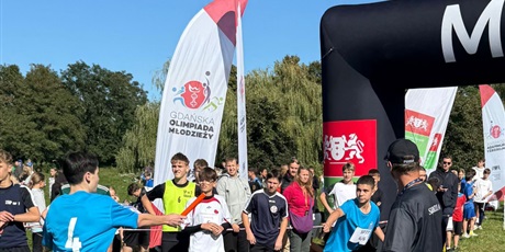Powiększ grafikę: Uczniowie podczas zawodów.