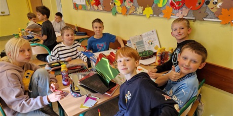 Powiększ grafikę: Uczniowie podczas zajęć.