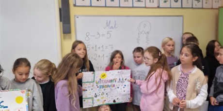 Powiększ grafikę: Uczniowie podczas zajęć.