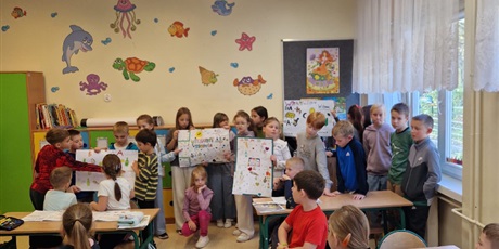 Powiększ grafikę: Uczniowie podczas zajęć.