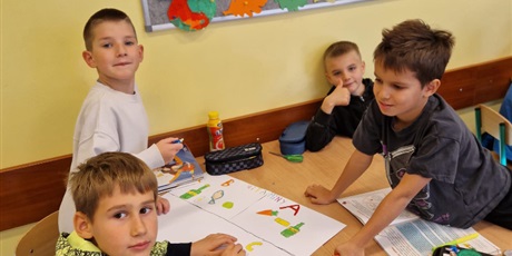 Powiększ grafikę: Uczniowie podczas zajęć.