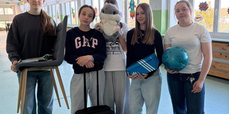 Powiększ grafikę: Uczniowie podczas udziału w zabawach