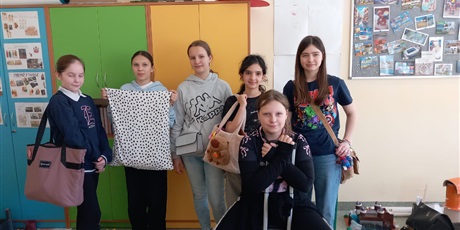 Powiększ grafikę: Uczniowie podczas udziału w zabawach