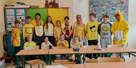 Powiększ grafikę: Uczniowie podczas udziału w zabawach