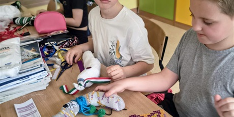 Powiększ grafikę: Uczniowie podczas zajęć