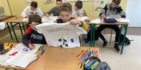 Powiększ grafikę: Uczniowie podczas zajęć