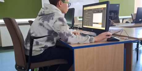 Powiększ grafikę: Uczeń w trakcie konkursu