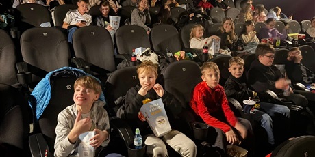 Powiększ grafikę: Uczniowie w kinie.